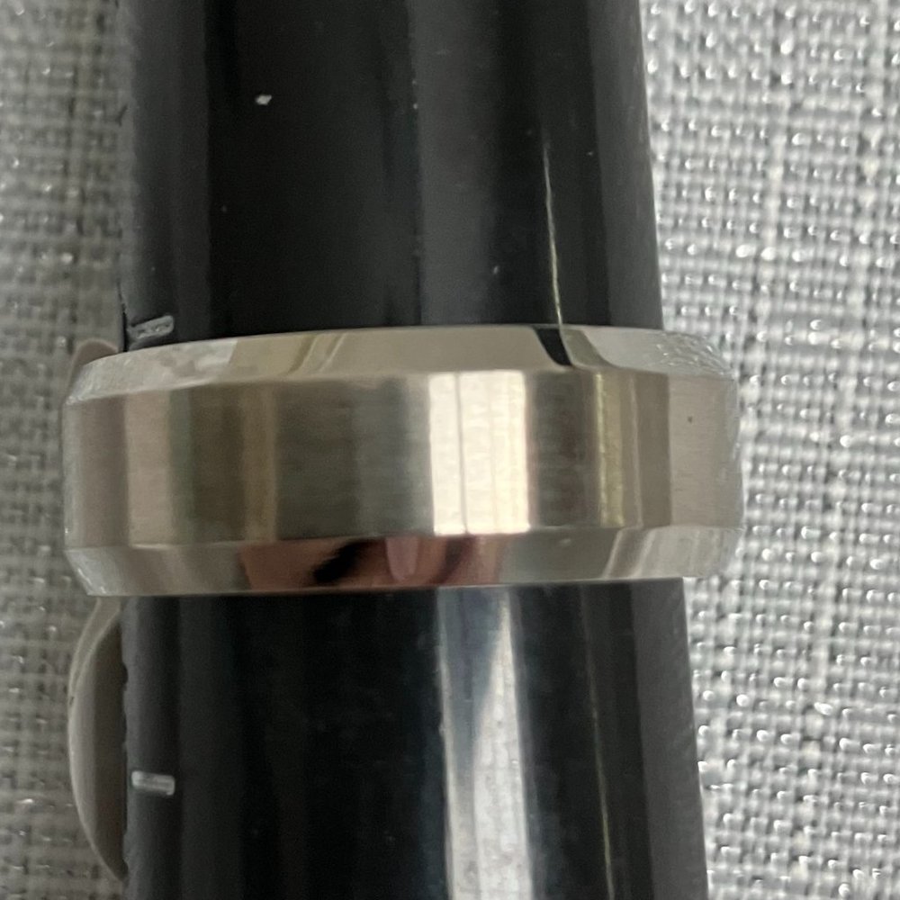 Silver Beveled Edge Men's Stainless Steel Ring Size 10 - Picture 2 of 2